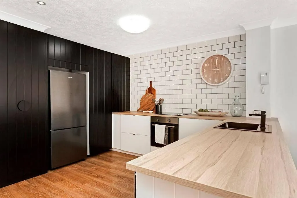 Burleigh Beach Apartment - Self Catering Gold Coast